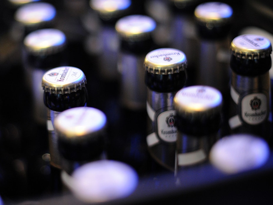 Unser Archivbild zeigt einen Kasten Krombacher-Bier im Jahr 2011: Radeberger, Krombacher und Veltins wollen im Frühjahr wegen gestiegener Energie- und Rohstoffkosten an der Preisschraube drehen.