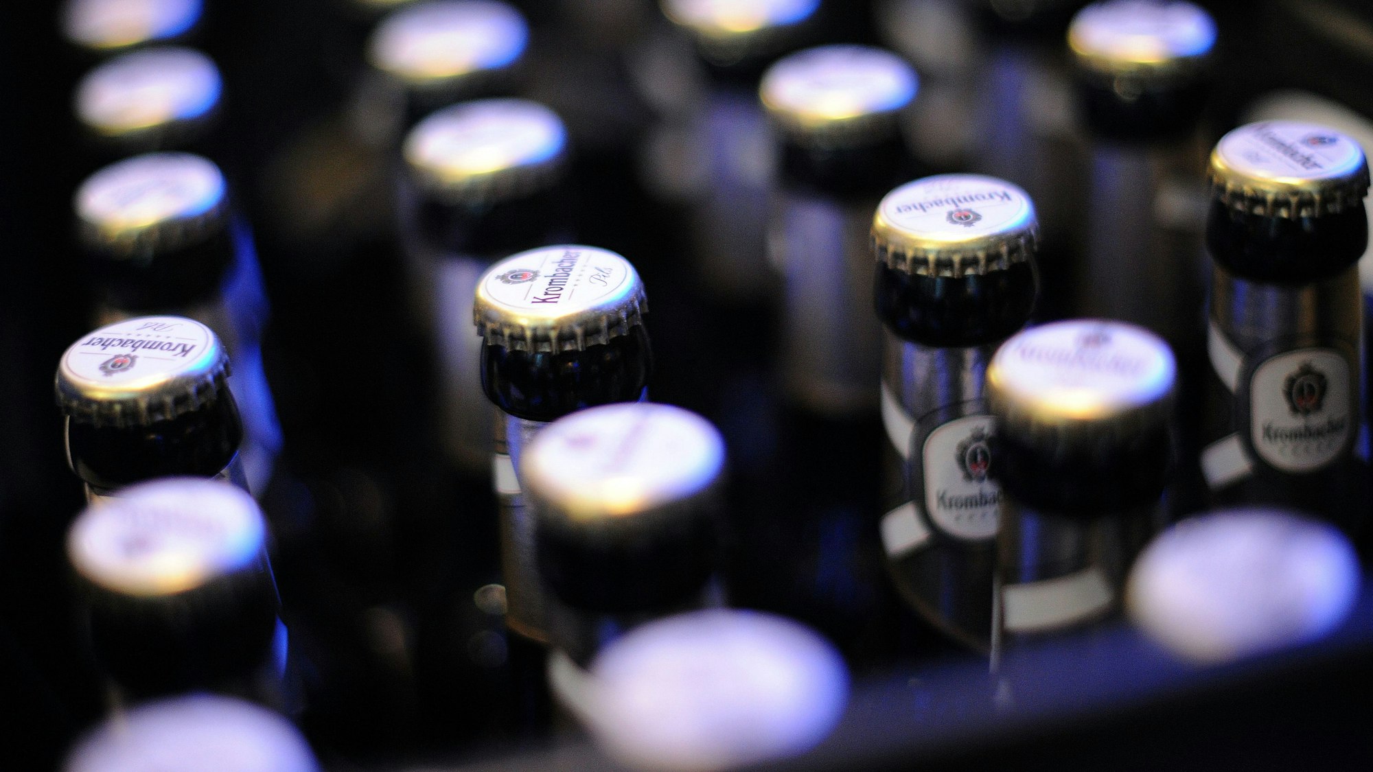 Unser Archivbild zeigt einen Kasten Krombacher-Bier im Jahr 2011: Radeberger, Krombacher und Veltins wollen im Frühjahr wegen gestiegener Energie- und Rohstoffkosten an der Preisschraube drehen.