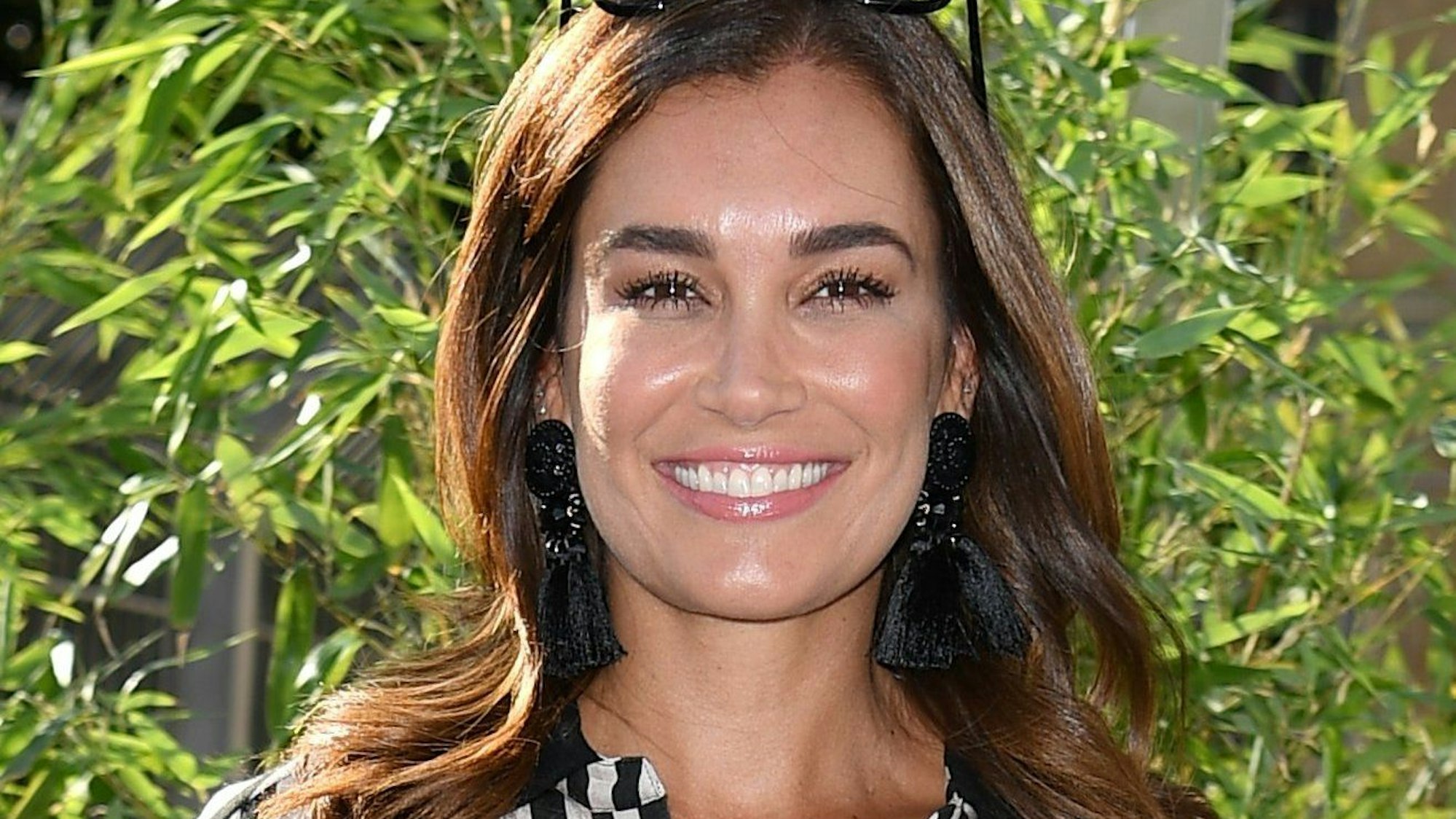 Jana Ina Zarrella strahlt bei der Berliner Fashion Week in die Kamera.