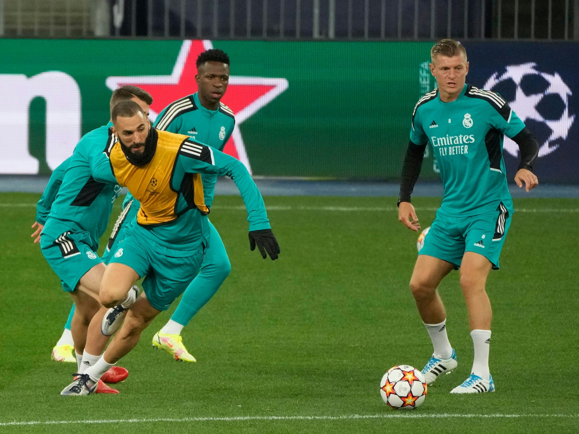 Real Madrids Karim Benzema mit seinen Teamkollegen beim Training.