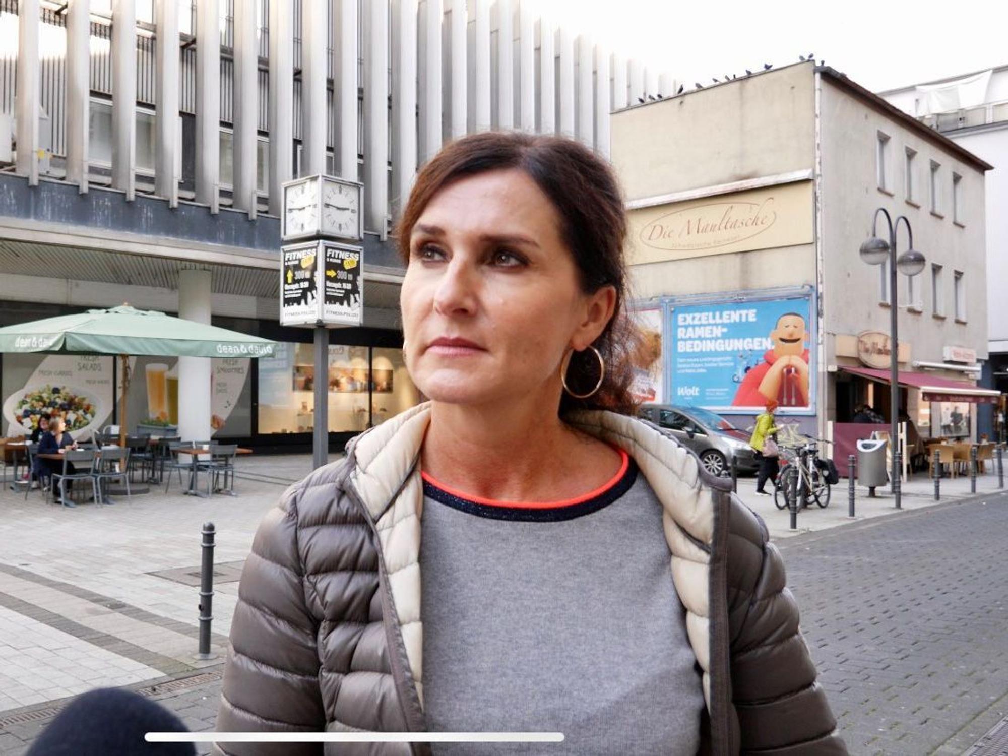 Michaela bei der EXPRESS-Straßen-Umfrage zu den Muezzin-Rufen.