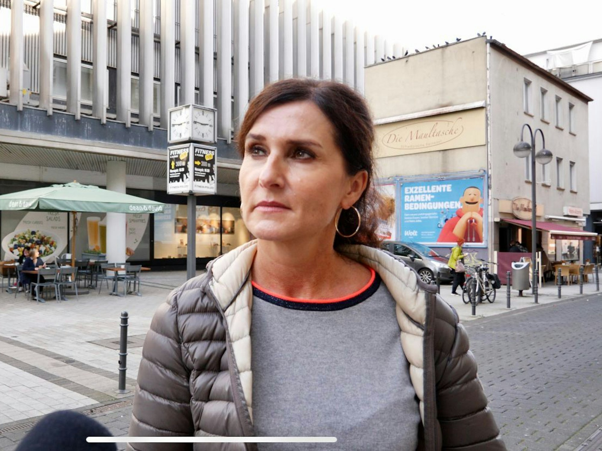 Michaela bei der EXPRESS-Straßen-Umfrage zu den Muezzin-Rufen.