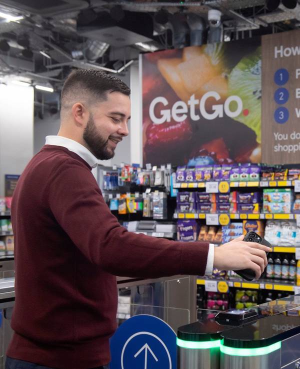 Ein Mann betritt den Supermarkt durch Scannen eines QR-Codes. Die britische Handelskette Tesco hat in London ihren ersten Supermarkt ohne Kassen oder Bezahlschalter eröffnet.