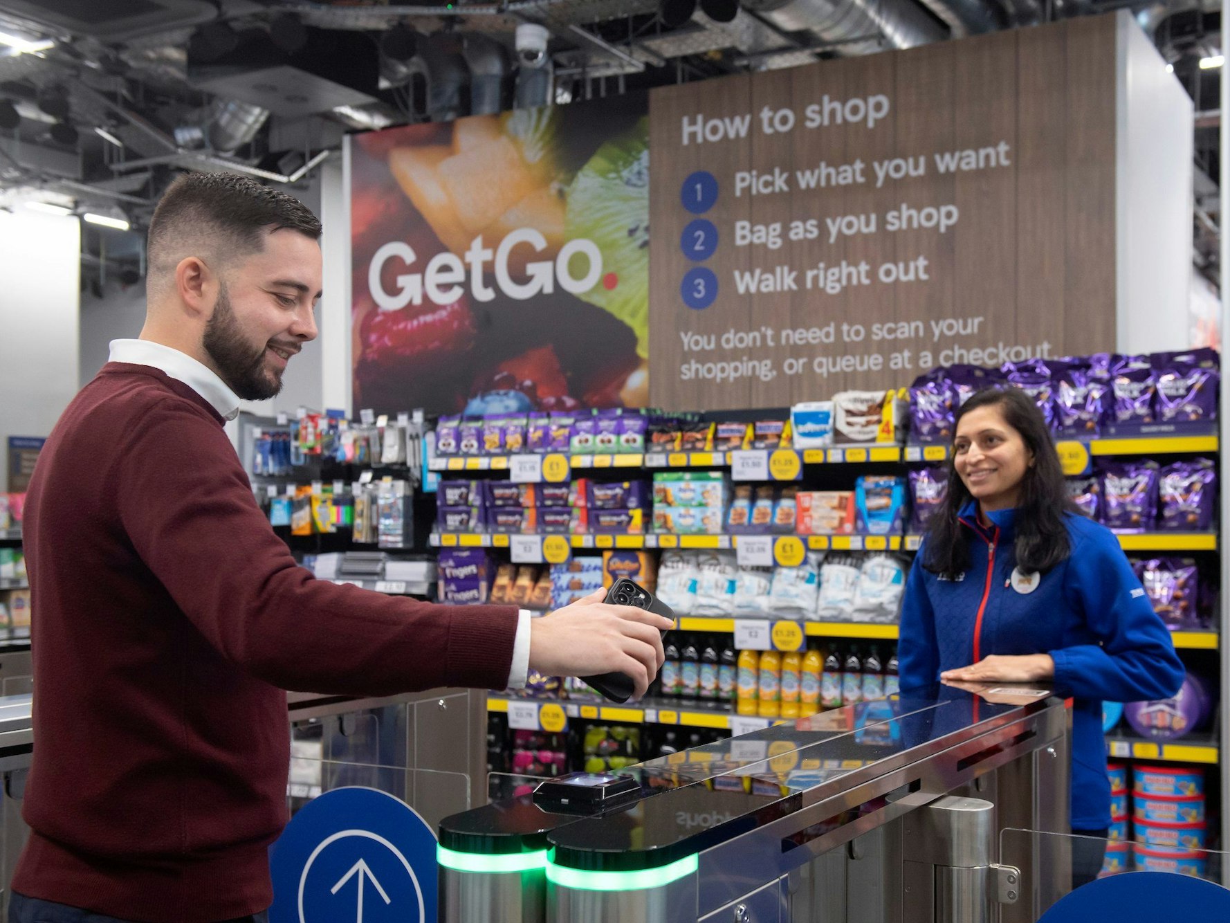Ein Mann betritt den Supermarkt durch Scannen eines QR-Codes. Die britische Handelskette Tesco hat in London ihren ersten Supermarkt ohne Kassen oder Bezahlschalter eröffnet.