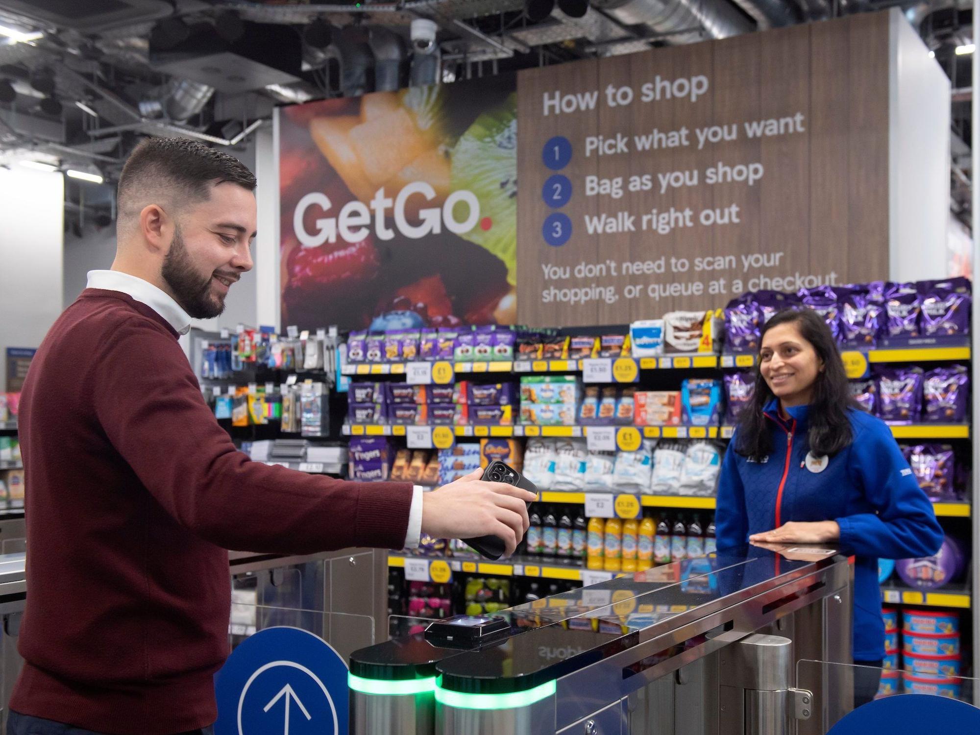 Ein Mann betritt den Supermarkt durch Scannen eines QR-Codes. Die britische Handelskette Tesco hat in London ihren ersten Supermarkt ohne Kassen oder Bezahlschalter eröffnet.
