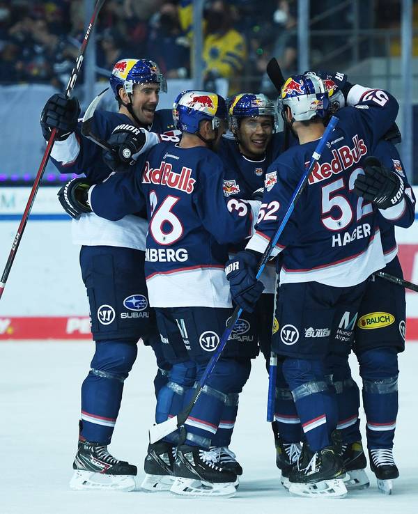 Spieler des EHC Red Bull München jubeln gegen die Grizzlys Wolfsburg.
