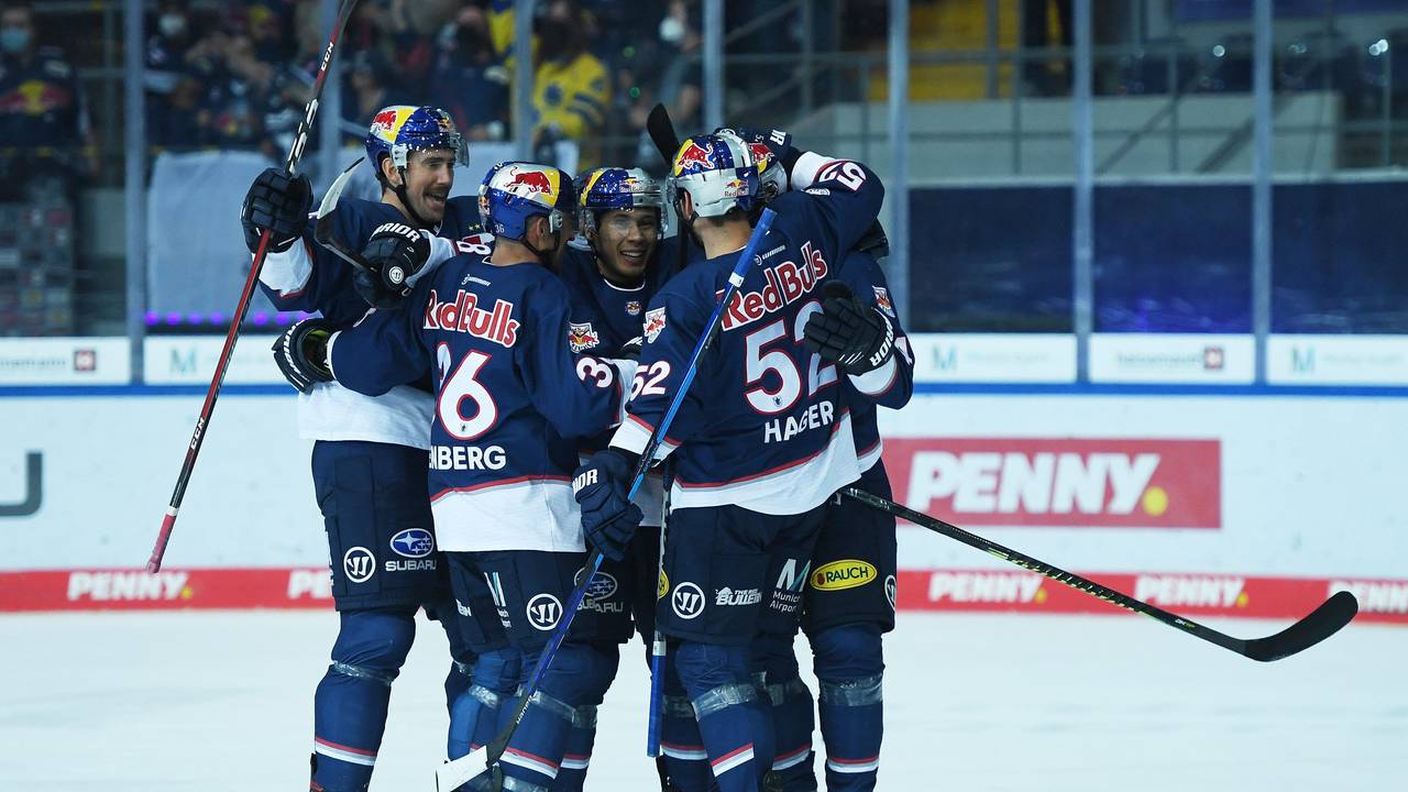 Spieler des EHC Red Bull München jubeln gegen die Grizzlys Wolfsburg.