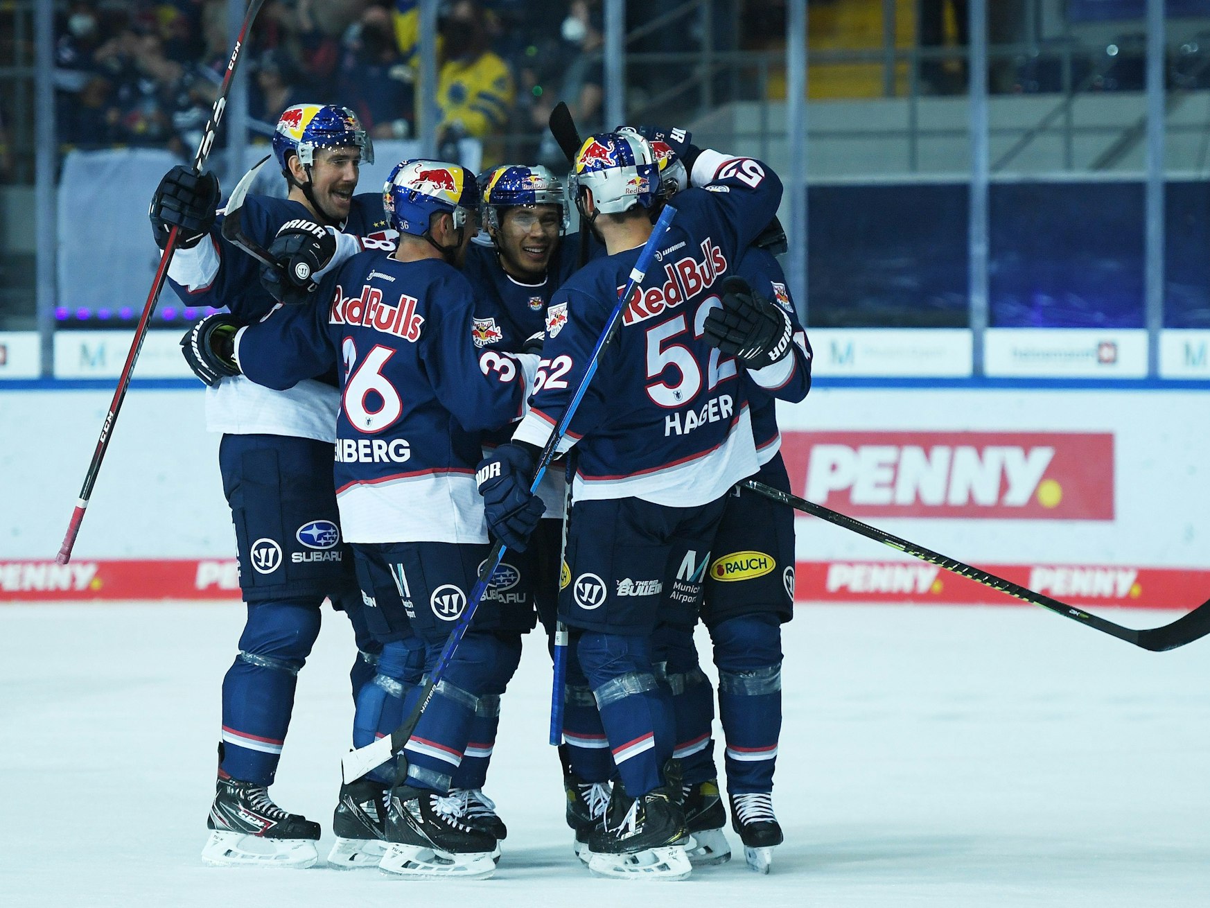 Spieler des EHC Red Bull München jubeln gegen die Grizzlys Wolfsburg.