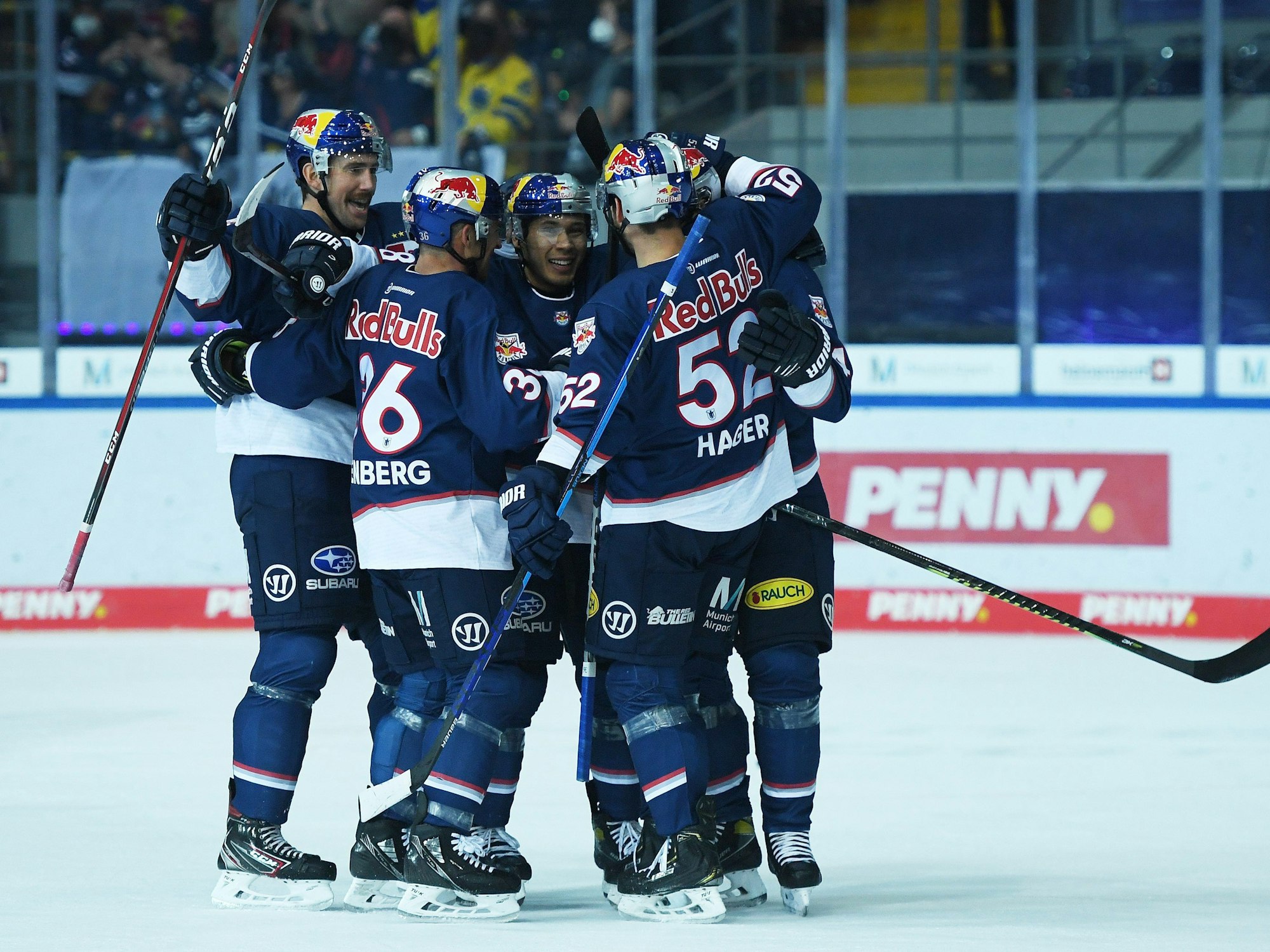 Spieler des EHC Red Bull München jubeln gegen die Grizzlys Wolfsburg.