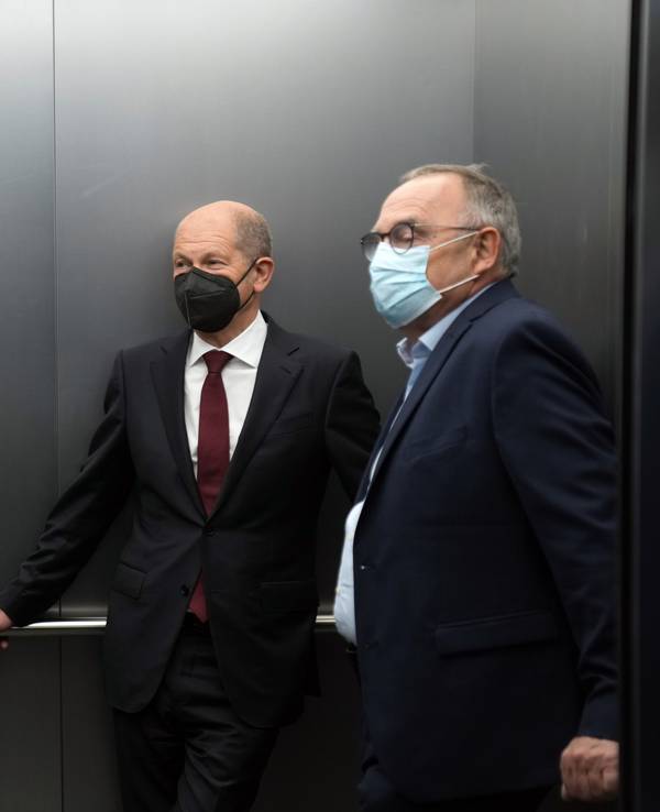 Christian Lindner (l-r), Fraktionsvorsitzender und Parteivorsitzender der FDP, Olaf Scholz, SPD-Kanzlerkandidat und Bundesminister der Finanzen, und Norbert Walter-Borjans, SPD-Bundesvorsitzender, stehen nach einem Statement nach den Sondierungsgesprächen von SPD, FDP und Bündnis 90/Die Grünen zur Bildung einer neuen Bundesregierung nach der Bundestagswahl in einem Fahrstuhl.