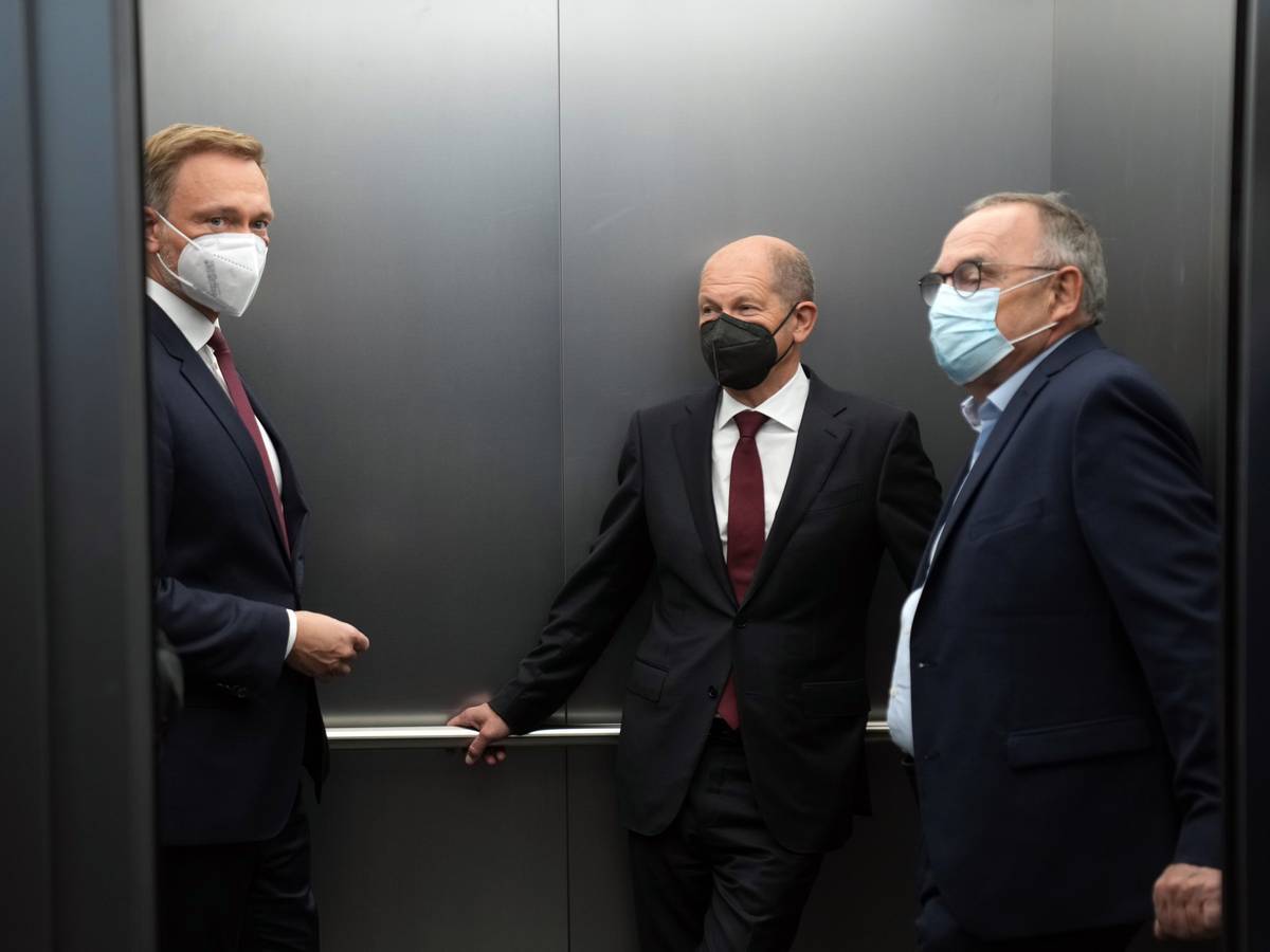 Christian Lindner (l-r), Fraktionsvorsitzender und Parteivorsitzender der FDP, Olaf Scholz, SPD-Kanzlerkandidat und Bundesminister der Finanzen, und Norbert Walter-Borjans, SPD-Bundesvorsitzender, stehen nach einem Statement nach den Sondierungsgesprächen von SPD, FDP und Bündnis 90/Die Grünen zur Bildung einer neuen Bundesregierung nach der Bundestagswahl in einem Fahrstuhl.