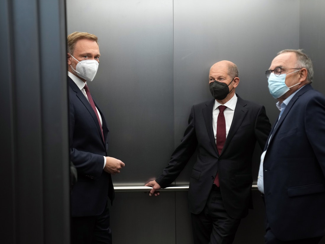 Christian Lindner (l-r), Fraktionsvorsitzender und Parteivorsitzender der FDP, Olaf Scholz, SPD-Kanzlerkandidat und Bundesminister der Finanzen, und Norbert Walter-Borjans, SPD-Bundesvorsitzender, stehen nach einem Statement nach den Sondierungsgesprächen von SPD, FDP und Bündnis 90/Die Grünen zur Bildung einer neuen Bundesregierung nach der Bundestagswahl in einem Fahrstuhl.