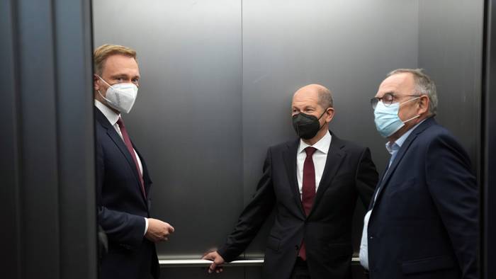 Christian Lindner (l-r), Fraktionsvorsitzender und Parteivorsitzender der FDP, Olaf Scholz, SPD-Kanzlerkandidat und Bundesminister der Finanzen, und Norbert Walter-Borjans, SPD-Bundesvorsitzender, stehen nach einem Statement nach den Sondierungsgesprächen von SPD, FDP und Bündnis 90/Die Grünen zur Bildung einer neuen Bundesregierung nach der Bundestagswahl in einem Fahrstuhl.