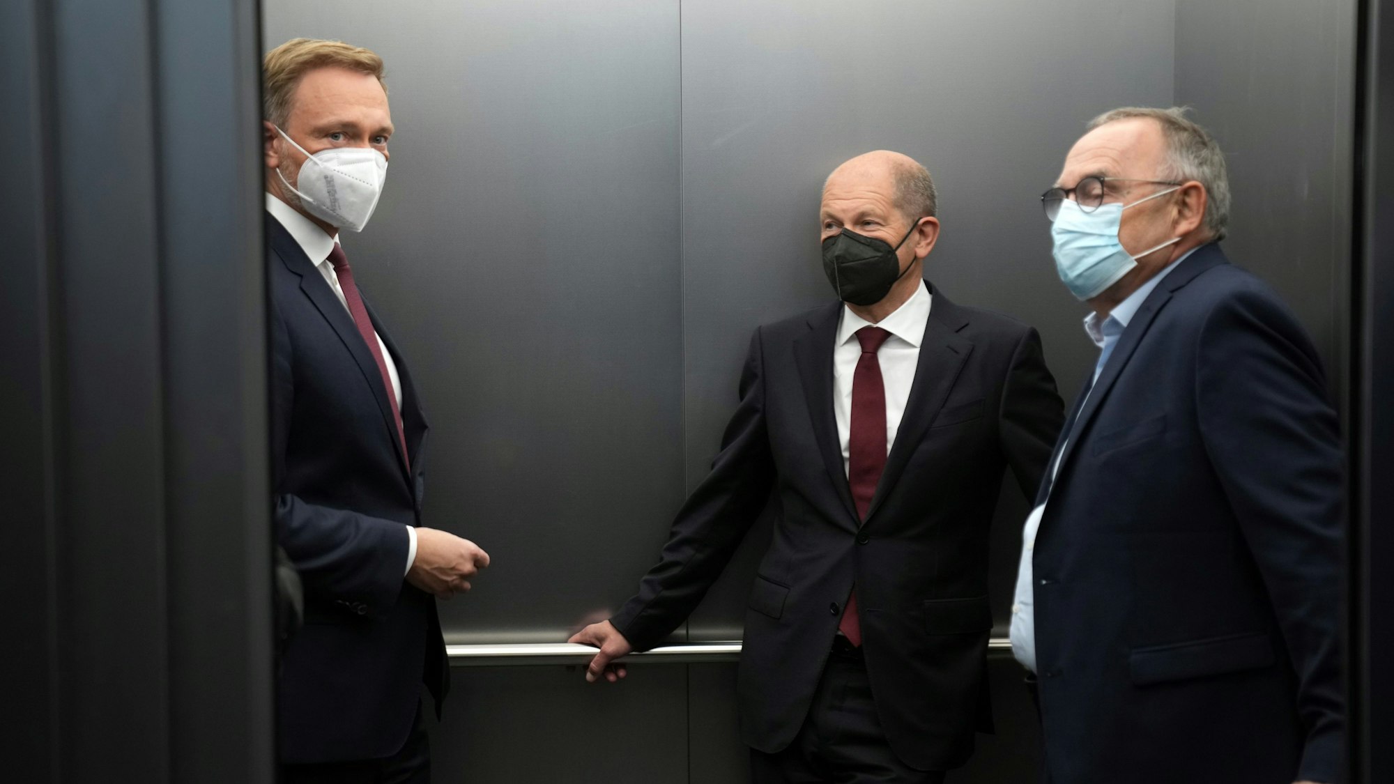 Christian Lindner (l-r), Fraktionsvorsitzender und Parteivorsitzender der FDP, Olaf Scholz, SPD-Kanzlerkandidat und Bundesminister der Finanzen, und Norbert Walter-Borjans, SPD-Bundesvorsitzender, stehen nach einem Statement nach den Sondierungsgesprächen von SPD, FDP und Bündnis 90/Die Grünen zur Bildung einer neuen Bundesregierung nach der Bundestagswahl in einem Fahrstuhl.