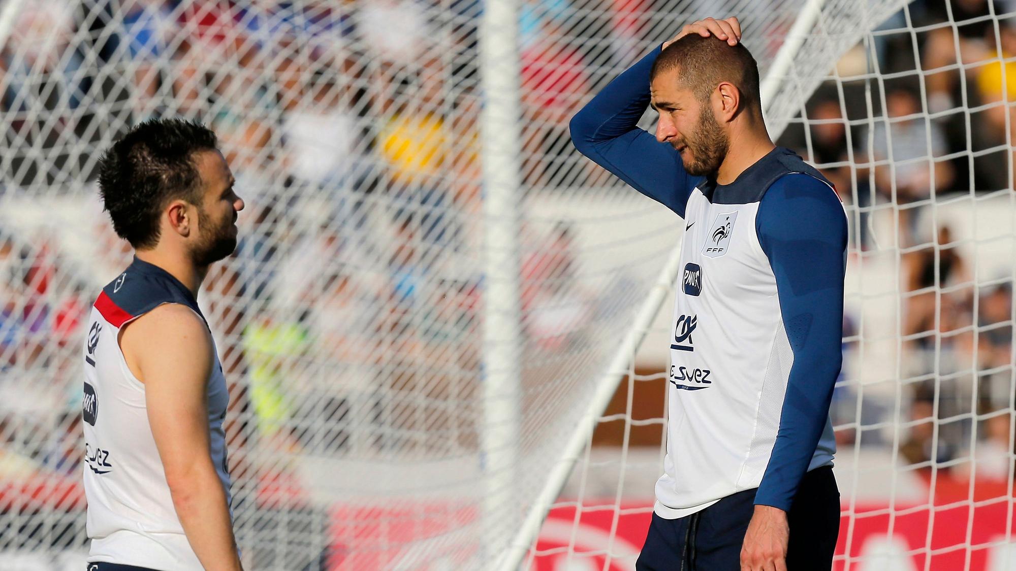 Die beiden früheren Teamkollegen Mathieu Valbuena und Karim Benzema unterhalten sich.