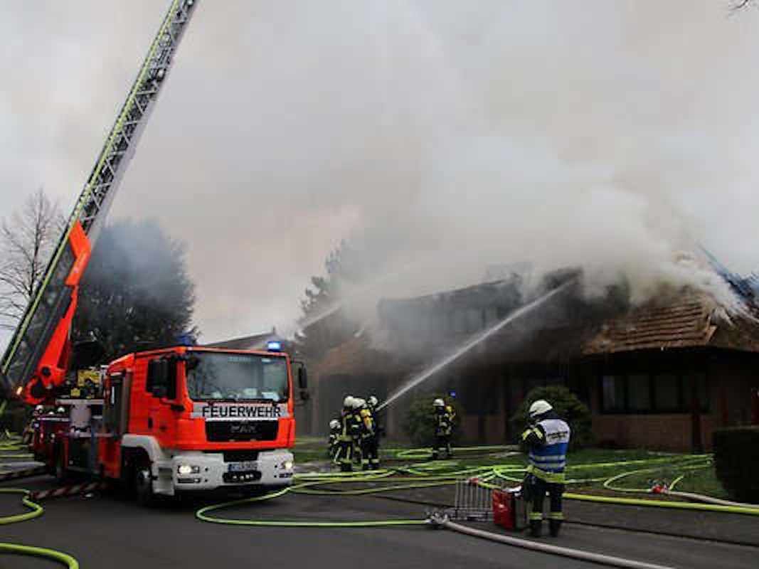 Ostersonntag (4.4.21) brennt in Köln-Hahnwald eine Reetdach-Villa.