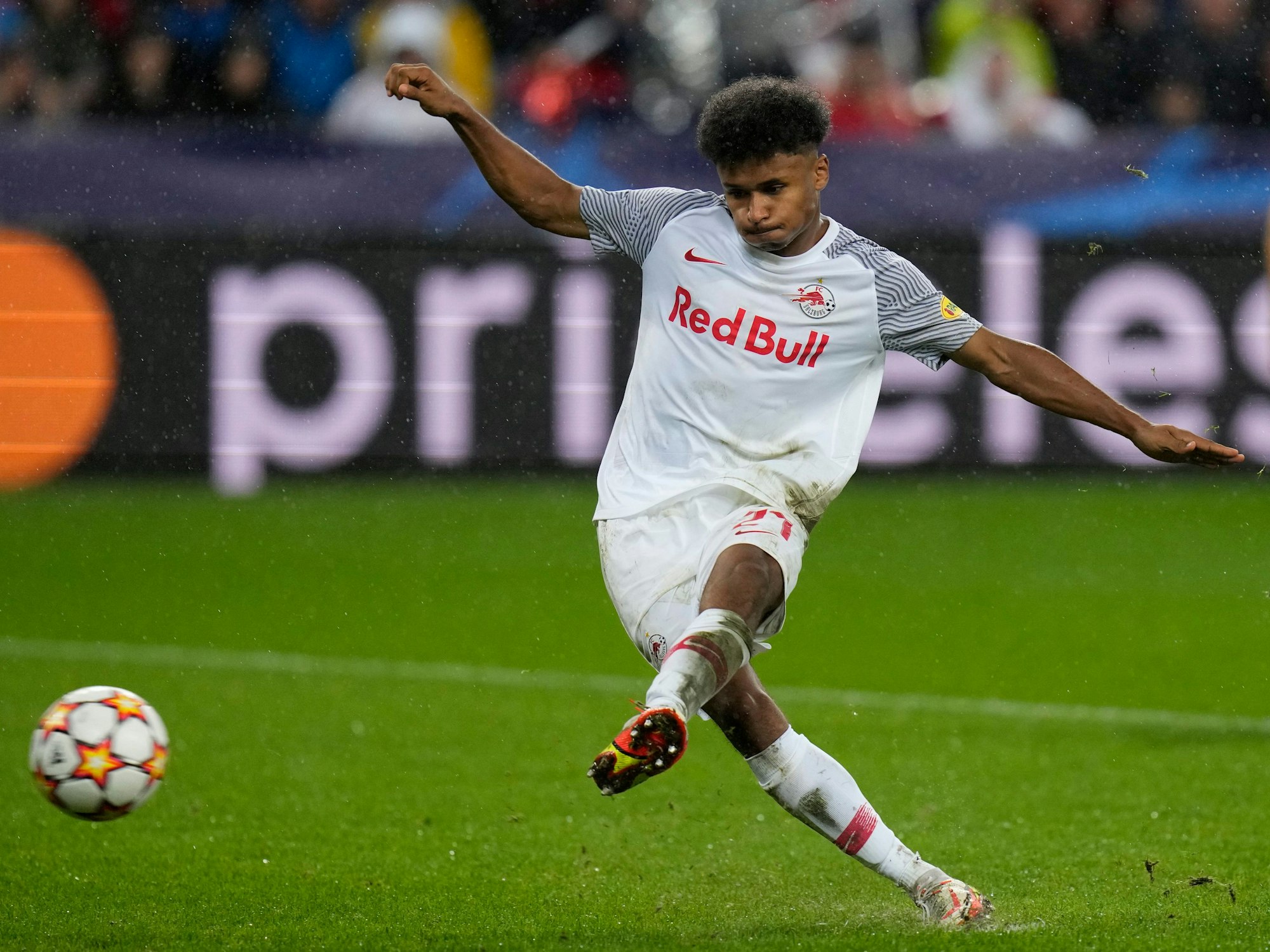 Salzburgs Karim Adeyemi erzielt den Führungstreffer seiner Mannschaft vom Elfmeterpunkt.