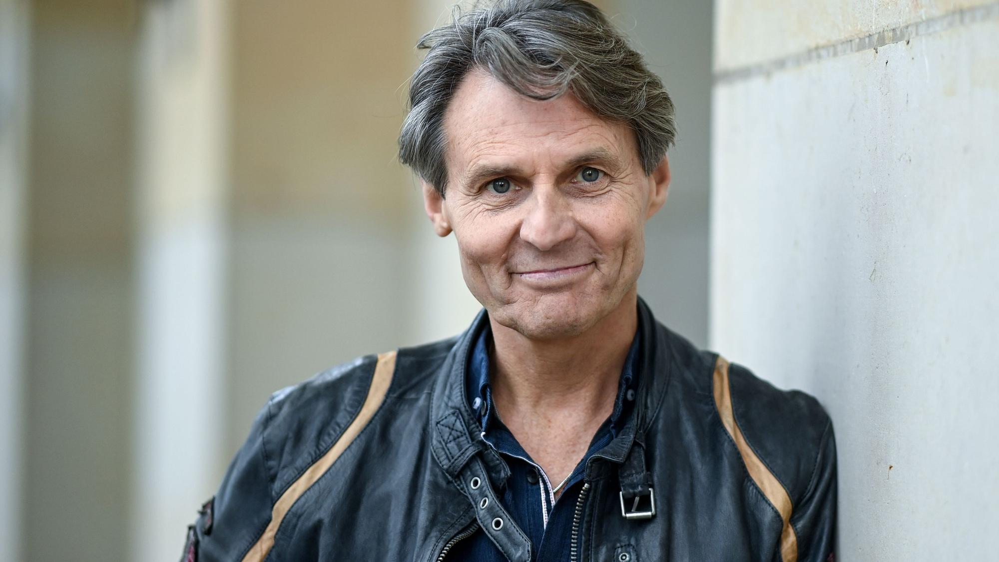 Wolfgang Bahro lächelt während eines Fotoshootings in die Kamera.