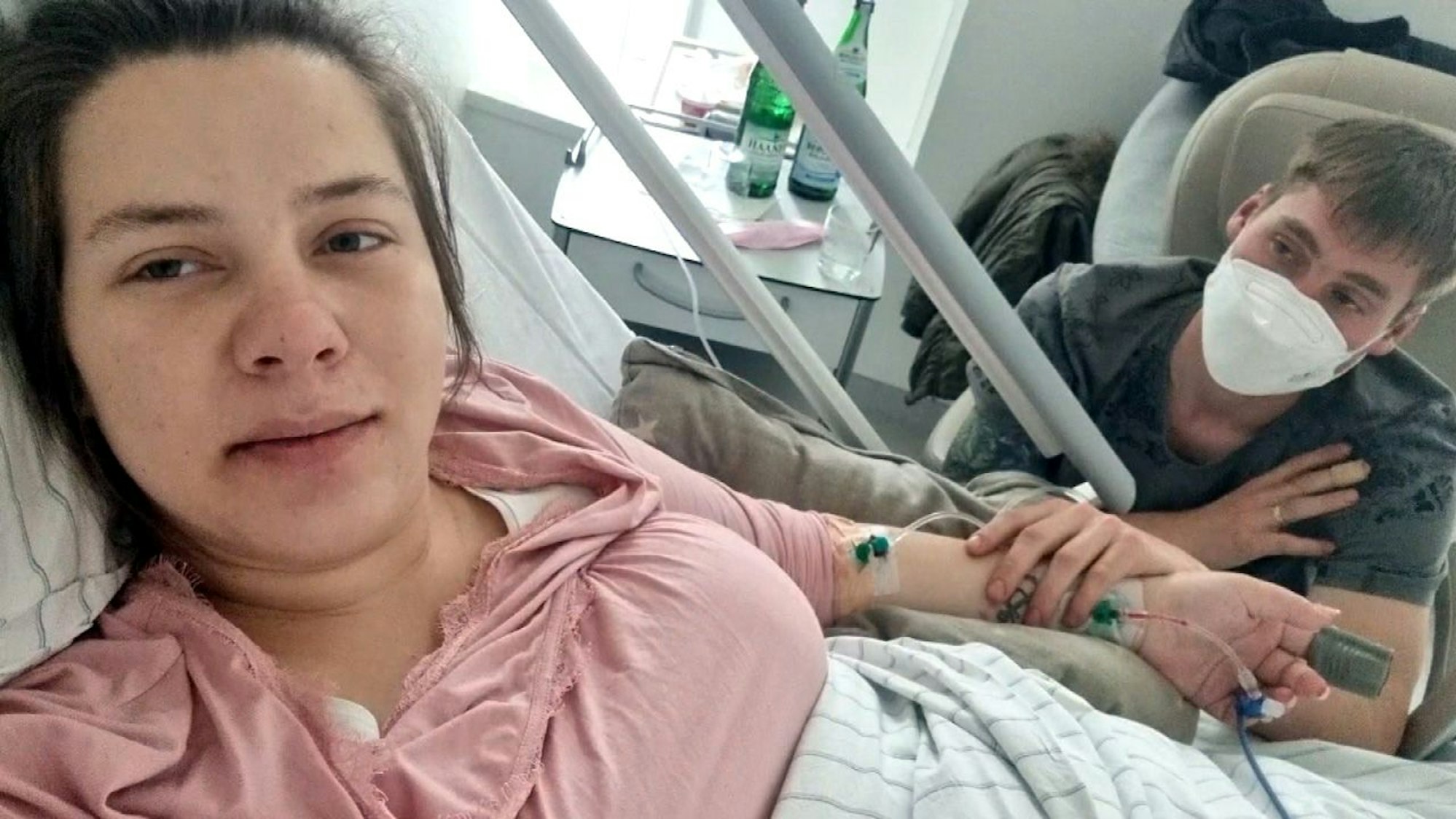 Per Notkaiserschnitt sind die Zwillinge von Sarafina und Peter Wolny geholt worden.