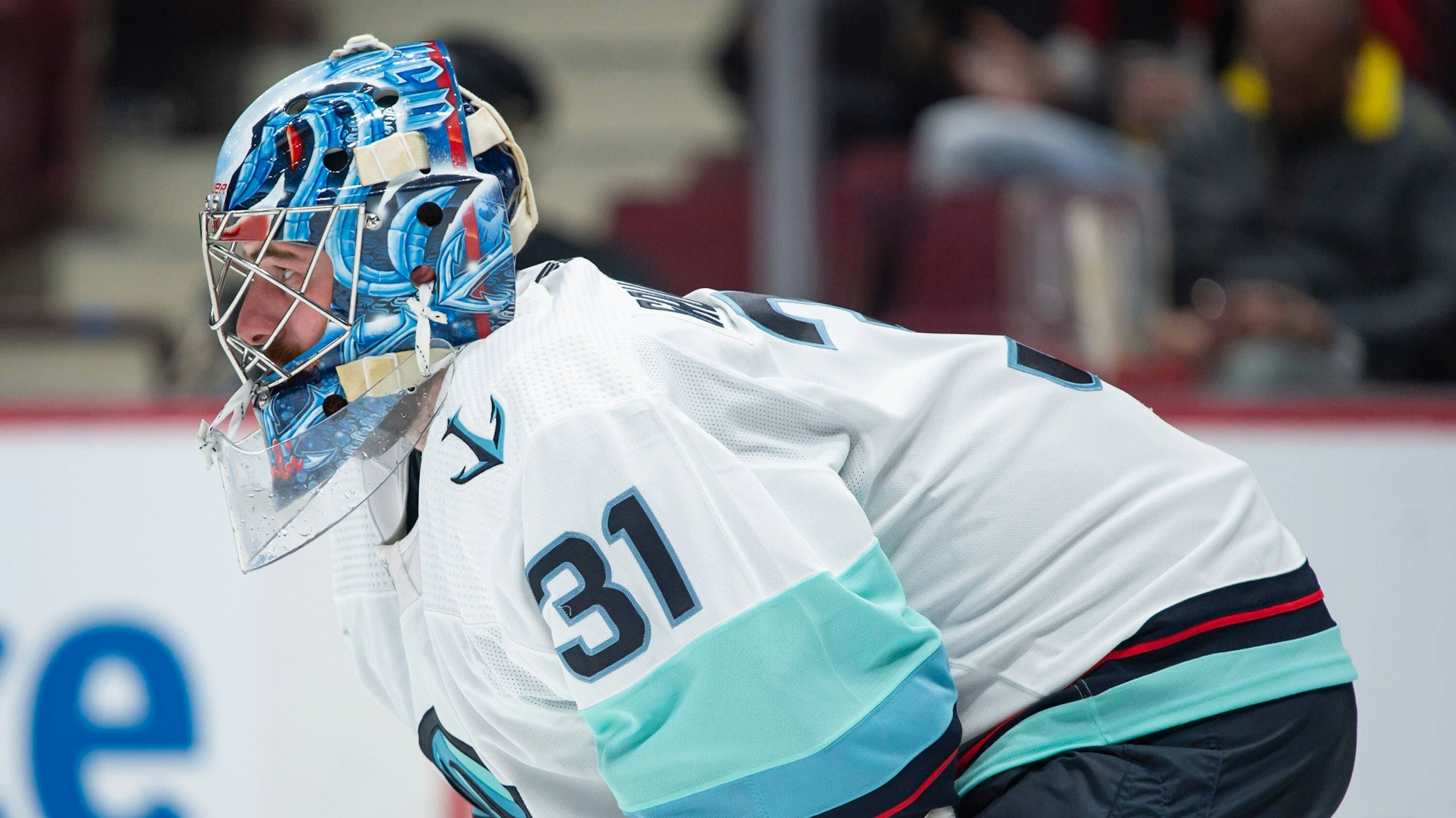 Torwart Philipp Grubauer steht auf dem Eis.