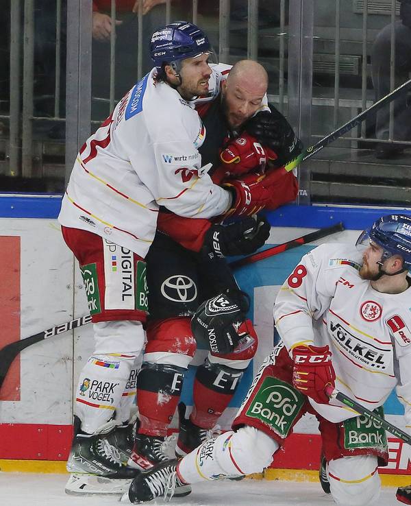 KEC gegen DEG: von links: Brendan o Donnel (DEG), Zachary Sill (KEC), Niklas Heinzinger (DEG).