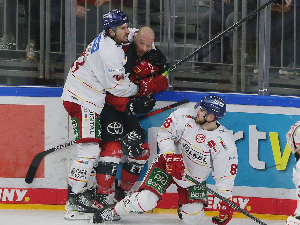 KEC gegen DEG: von links: Brendan o Donnel (DEG), Zachary Sill (KEC), Niklas Heinzinger (DEG).