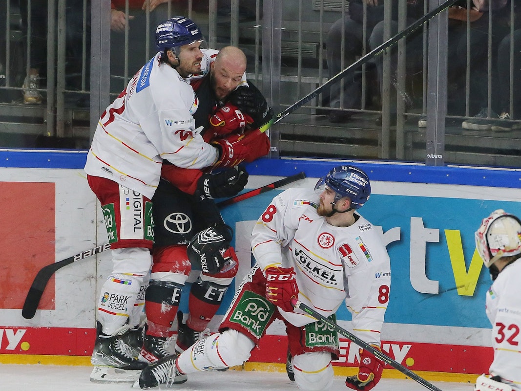 KEC gegen DEG: von links: Brendan o Donnel (DEG), Zachary Sill (KEC), Niklas Heinzinger (DEG).