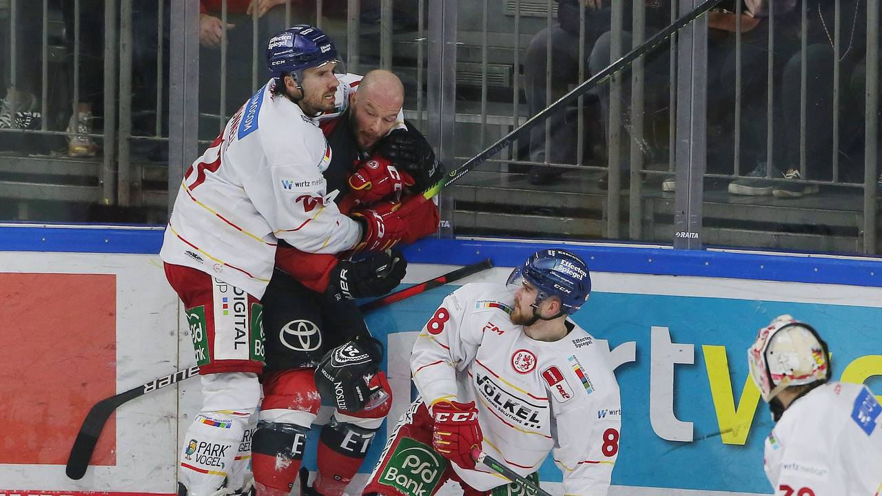 KEC gegen DEG: von links: Brendan o Donnel (DEG), Zachary Sill (KEC), Niklas Heinzinger (DEG).
