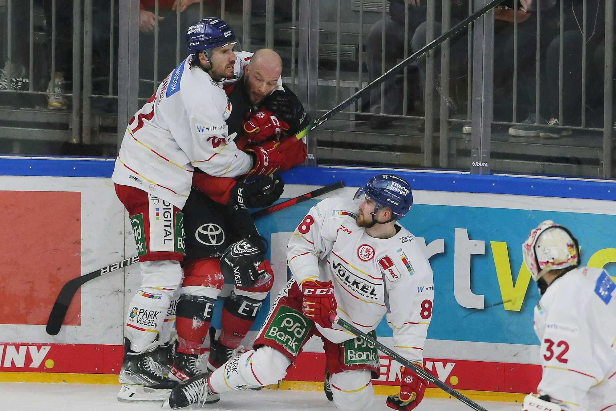 KEC gegen DEG: von links: Brendan o Donnel (DEG), Zachary Sill (KEC), Niklas Heinzinger (DEG).