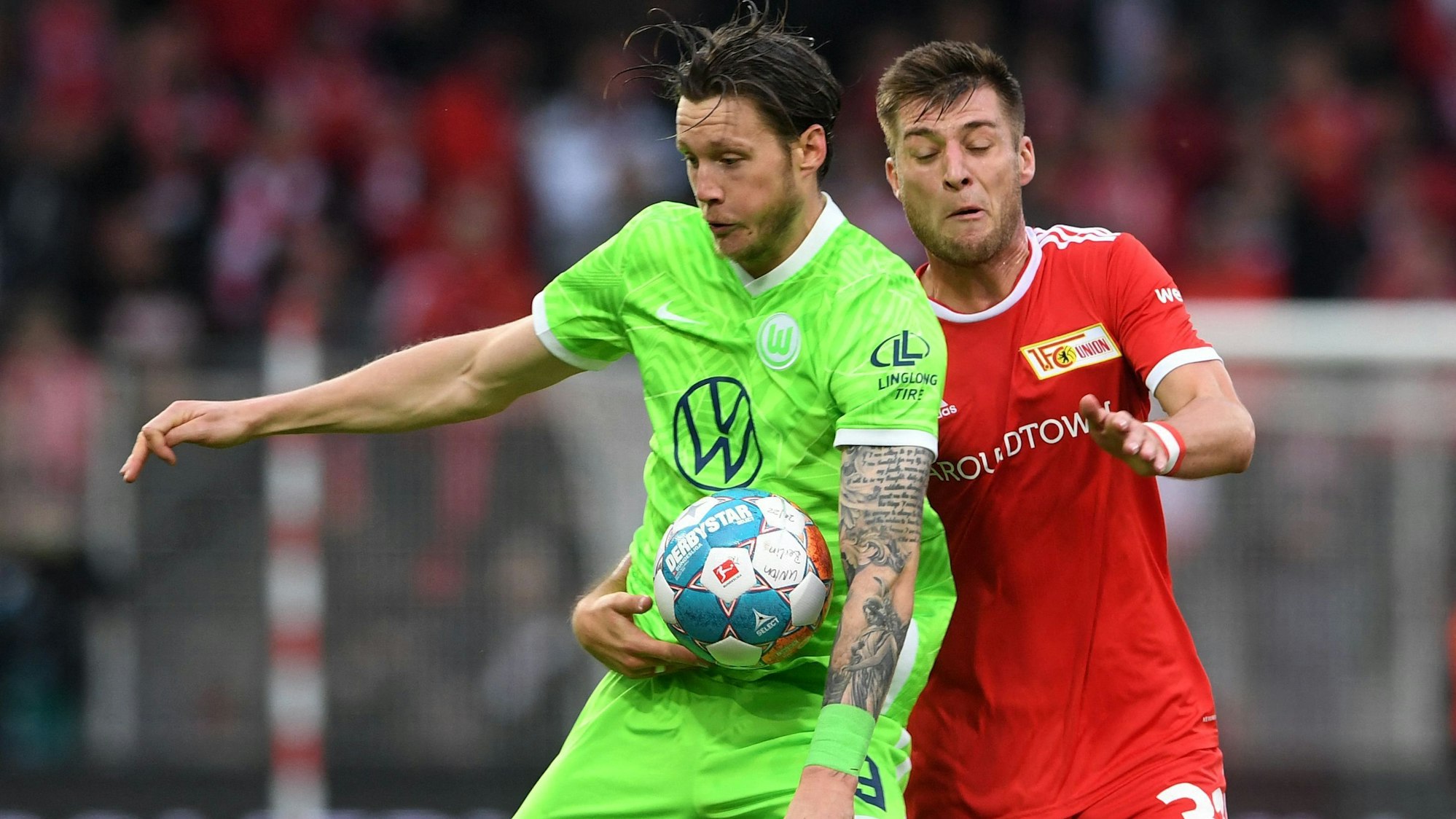Union Berlins Robin Knoche im Duell mit Wolfsburgs Wout Weghorst.