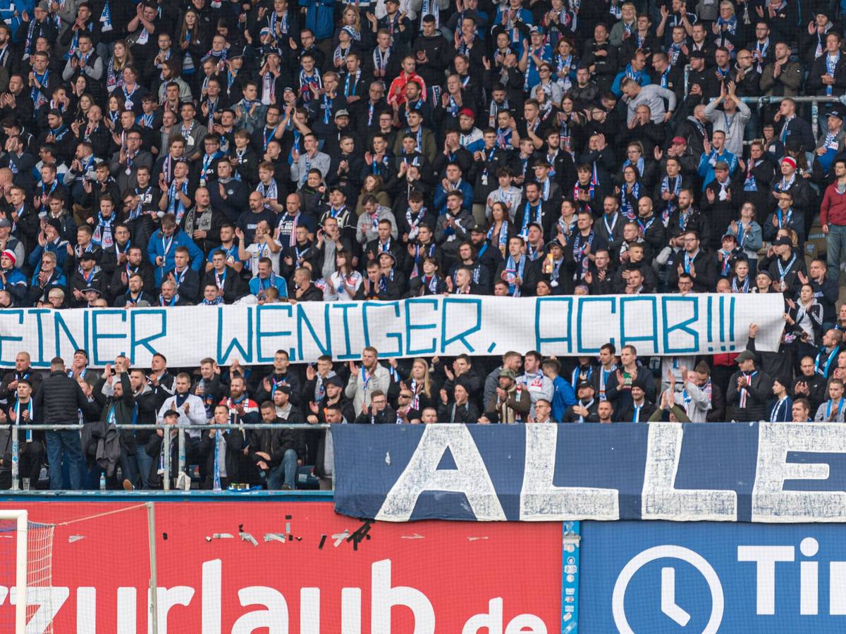 Ein geschmackloses Banner auf der Tribüne von Hansa Rostock.