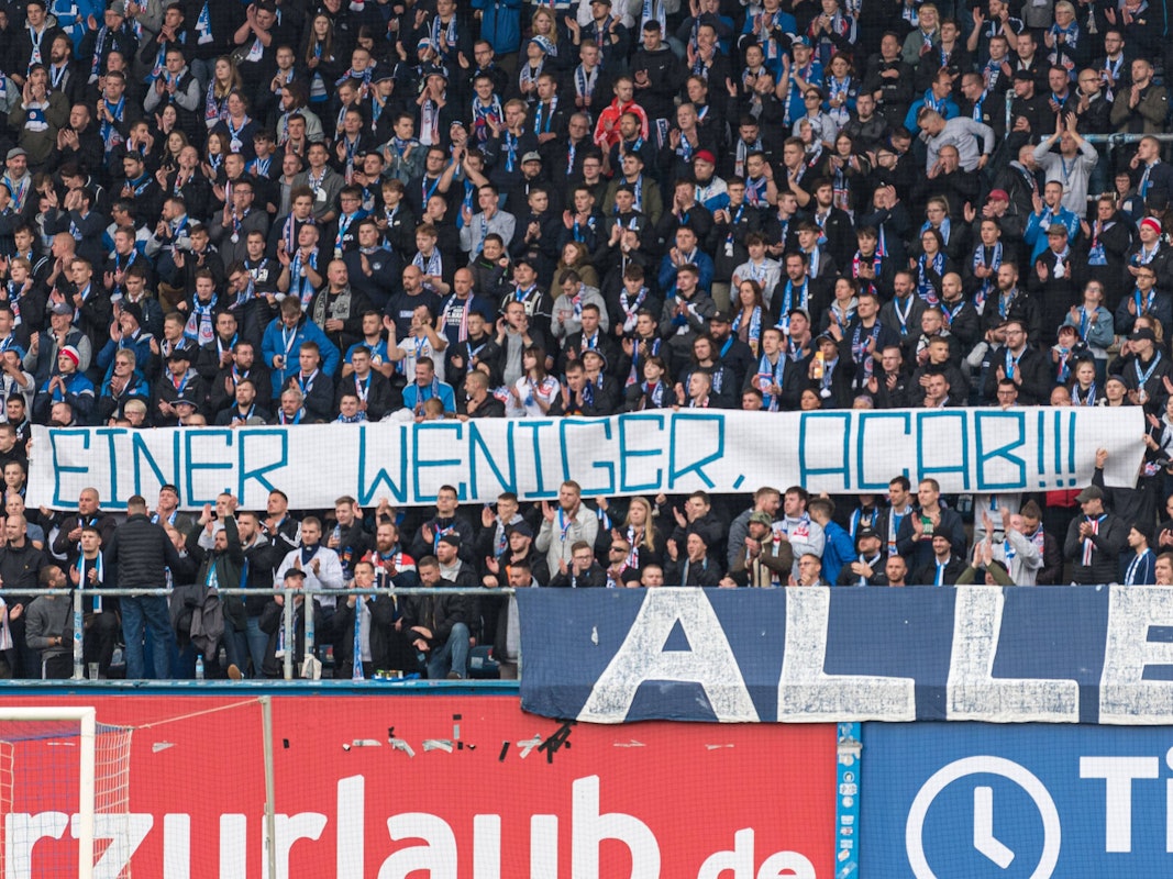 Ein geschmackloses Banner auf der Tribüne von Hansa Rostock.