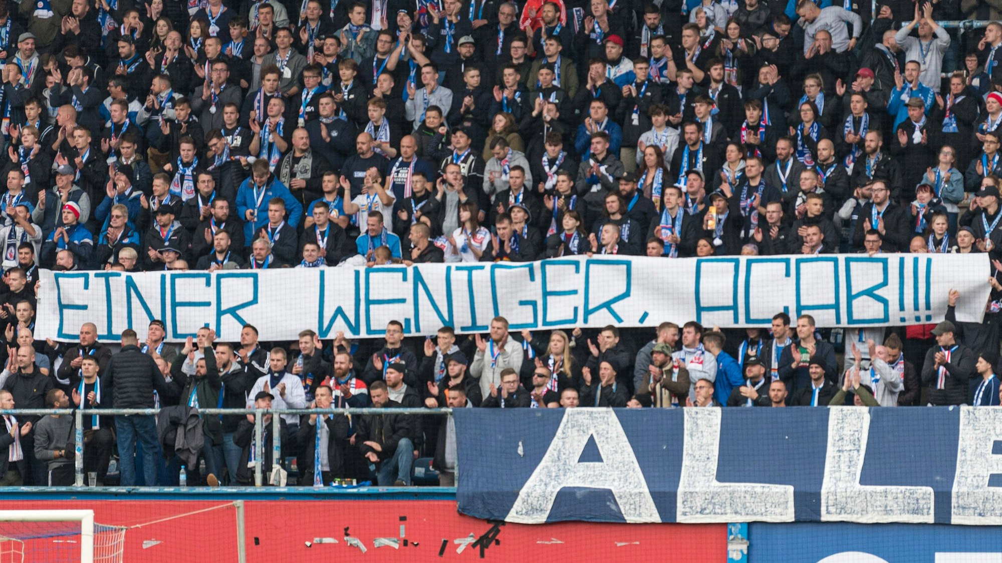 Ein geschmackloses Banner auf der Tribüne von Hansa Rostock.