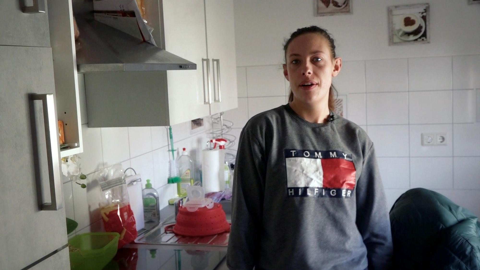 So kennen wir die zweifache Mutter Janine bei „Hartz und herzlich“: ungeschminkt und im Schlabber-Outfit. Doch auf Instagram zeigt sich die junge Frau in einem ganz anderen Licht.