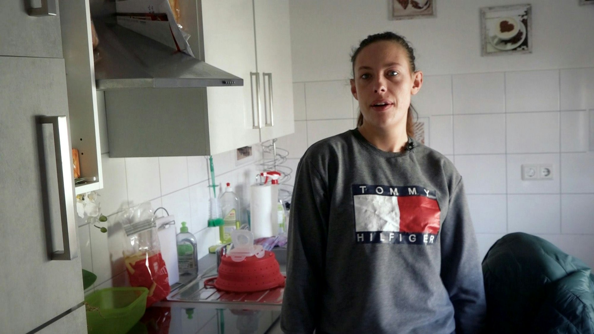 So kennen wir die zweifache Mutter Janine bei „Hartz und herzlich“: ungeschminkt und im Schlabber-Outfit. Doch auf Instagram zeigt sich die junge Frau in einem ganz anderen Licht.