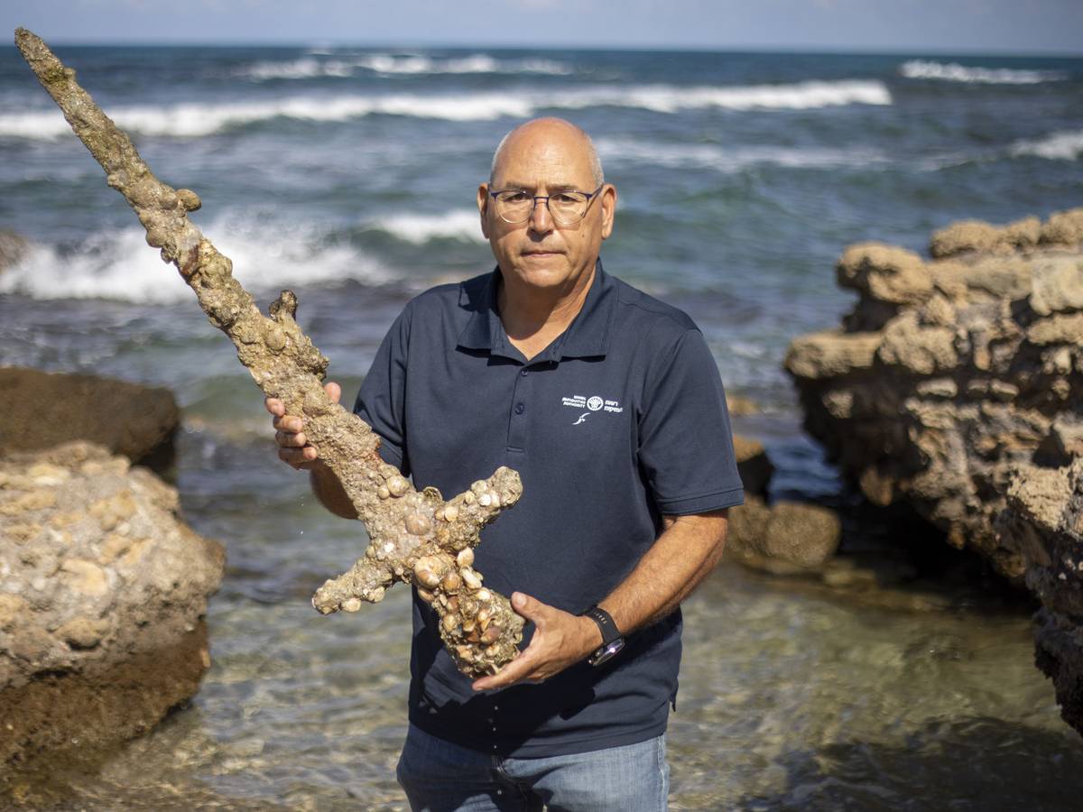 Ein Hobbytaucher findet an der israelischen Mittelmeerküste ein antikes Schwert. Auf dem Foto (aufgenommen am 19. Oktober 2021) sieht man Jacob Sharvit, den Direktor der Abteilung für Meeresarchäologie der israelischen Altertumsbehörde, welcher das Schwert in der Hand hält.