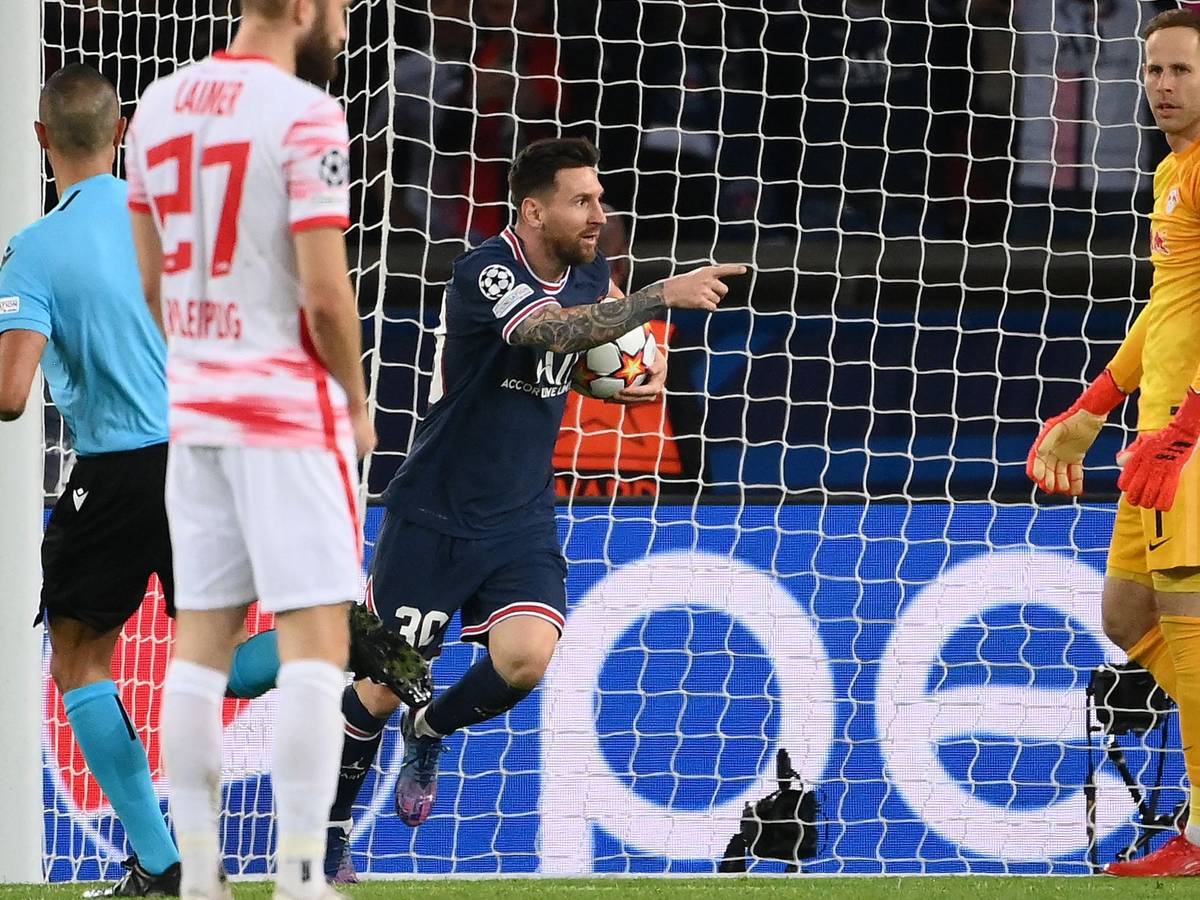 Lionel Messi (PSG) holt nach seinem Tor gegen RB Leipzig den Ball aus dem Tor.