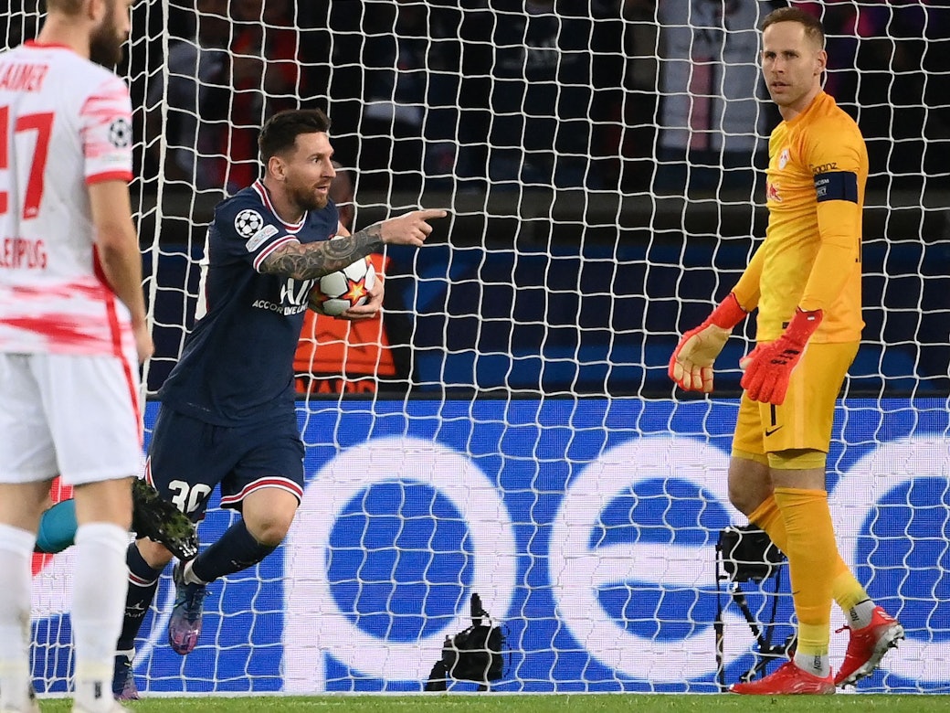 Lionel Messi (PSG) holt nach seinem Tor gegen RB Leipzig den Ball aus dem Tor.