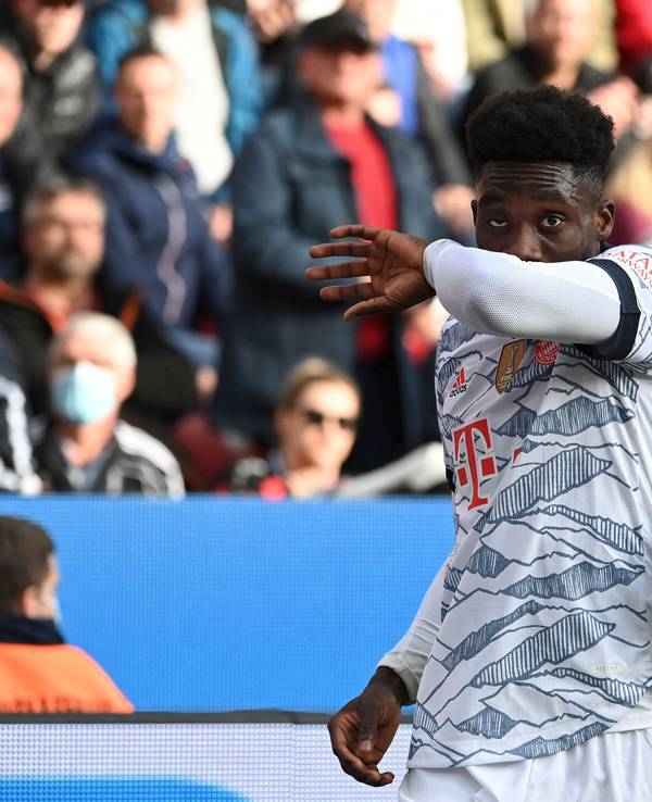 Bayern Münchens Alphonso Davies bei seiner Auswechslung.