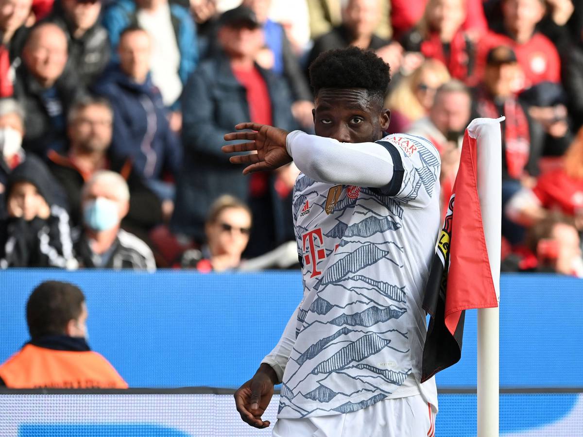 Bayern Münchens Alphonso Davies bei seiner Auswechslung.