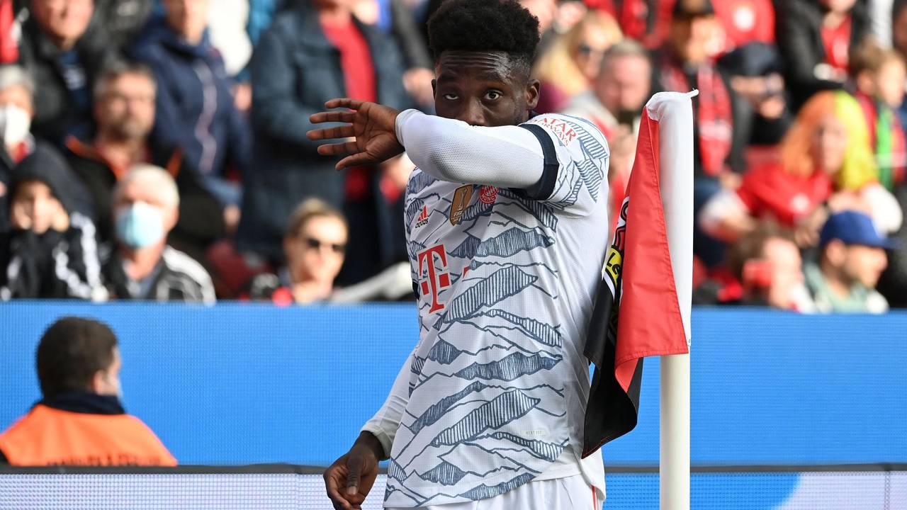 Bayern Münchens Alphonso Davies bei seiner Auswechslung.