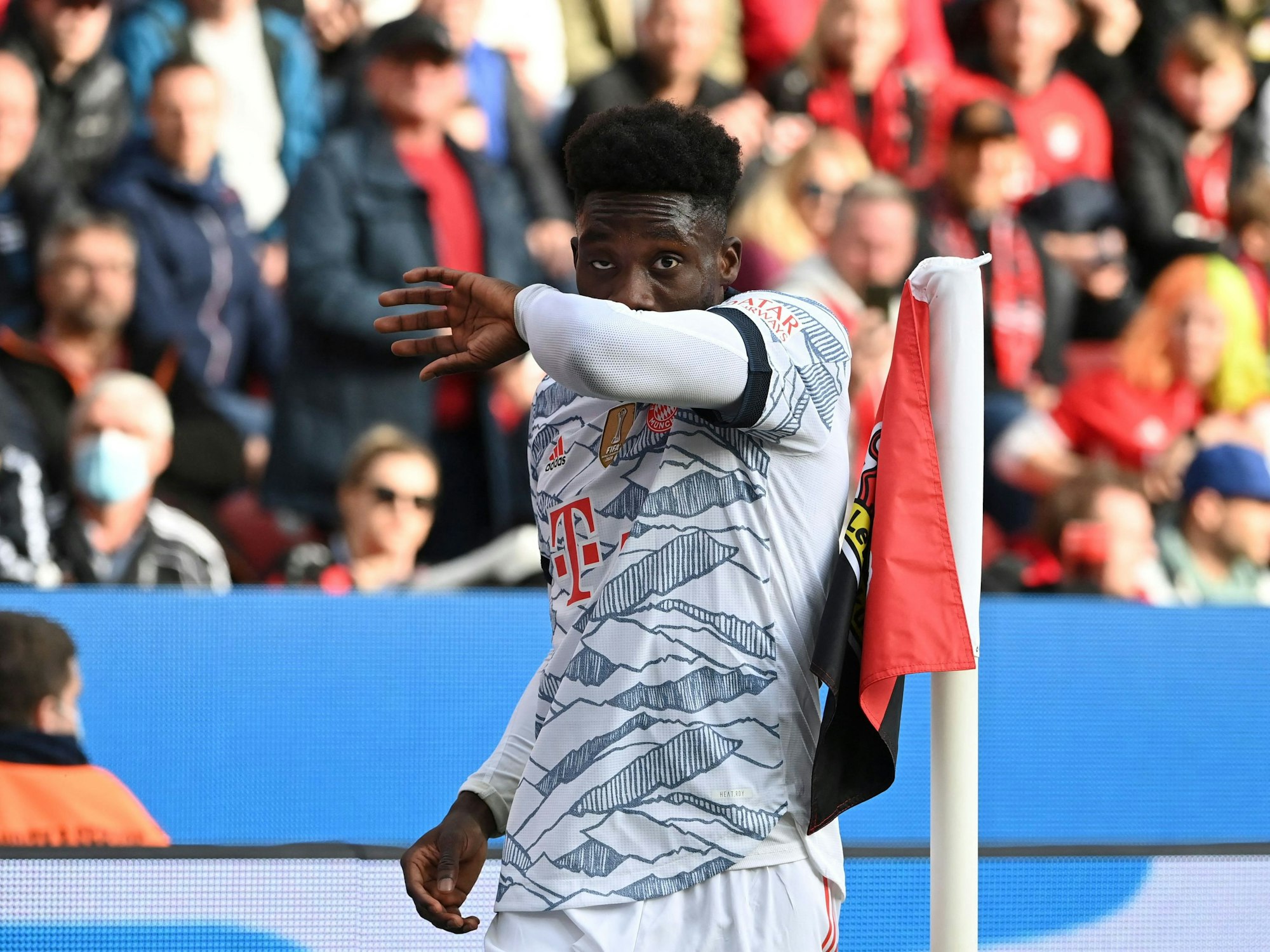 Bayern Münchens Alphonso Davies bei seiner Auswechslung.