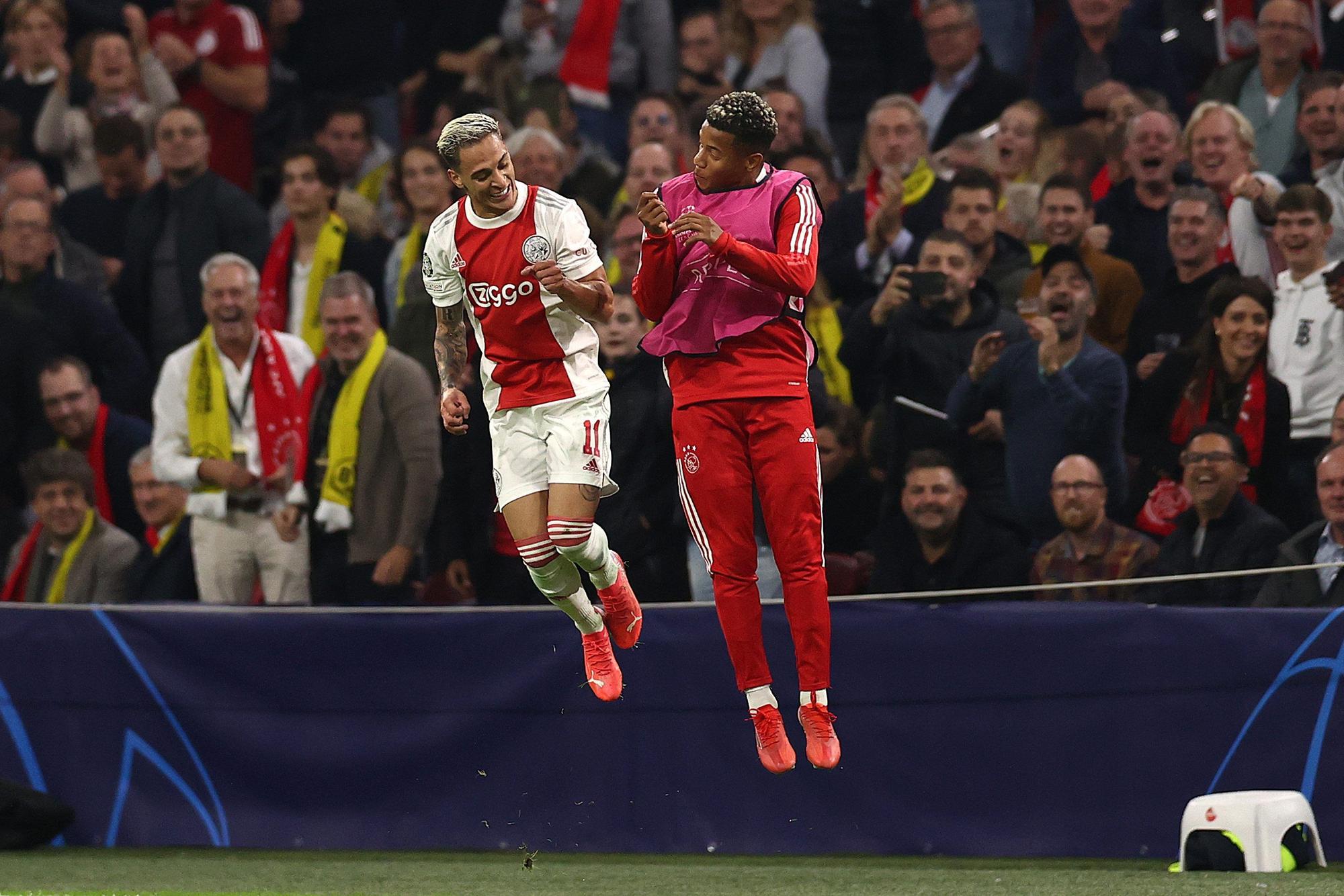 Antony springt hoch und feiert mit David Neres.