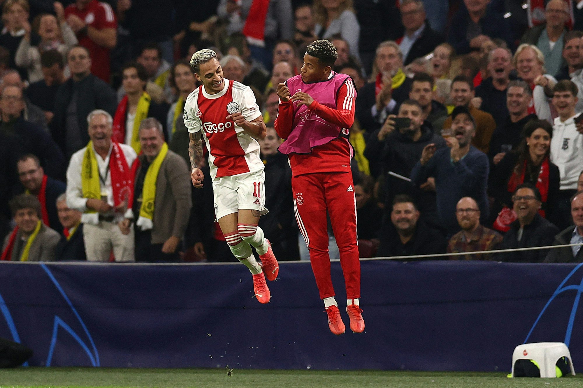 Antony springt hoch und feiert mit David Neres.