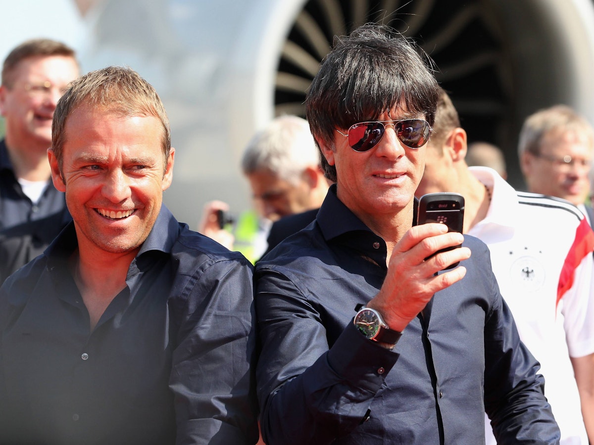 Nach dem WM-Sieg feiern Hansi Flick und Joachim Löw mit den Fans.