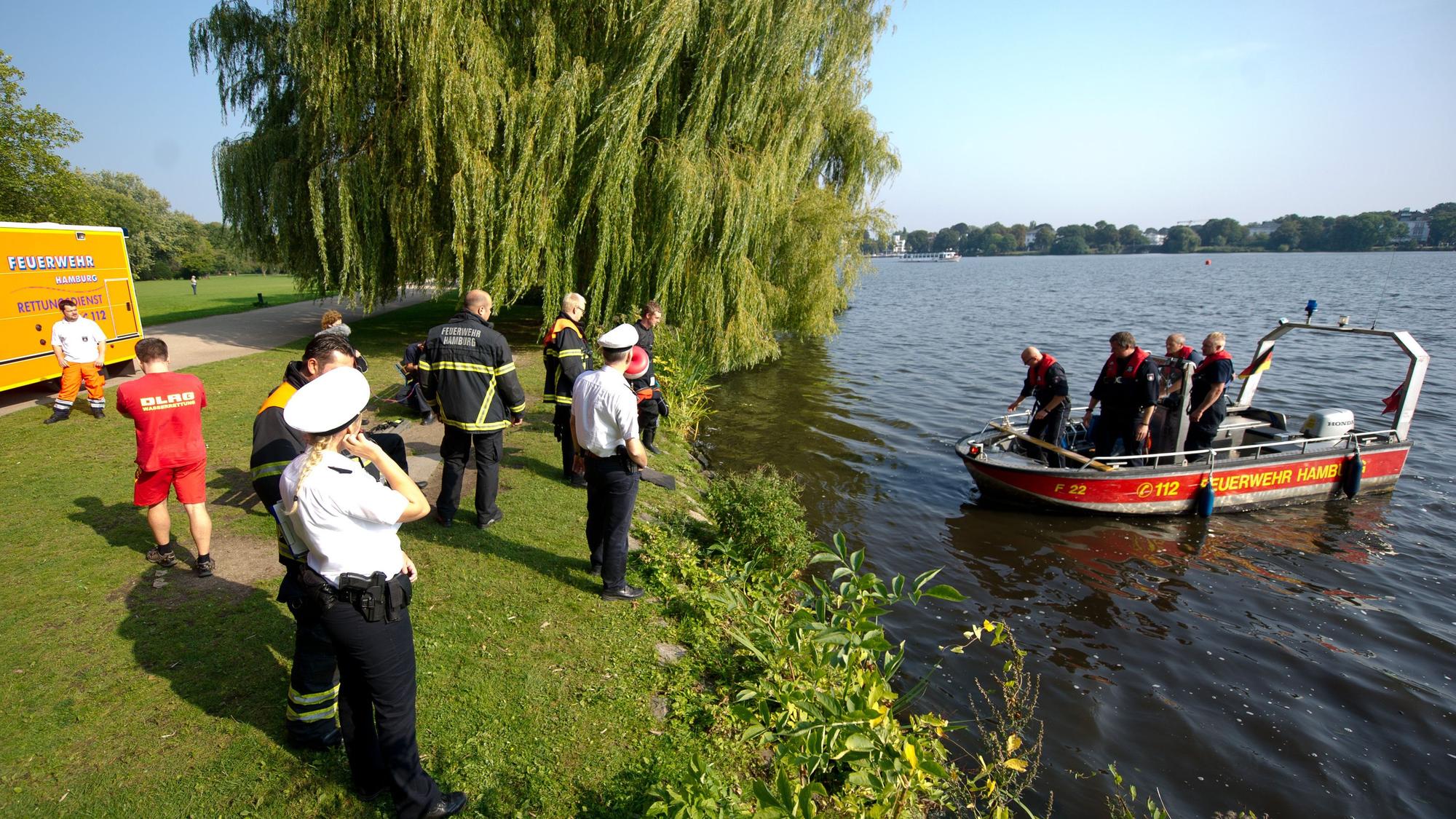 Ein Lamborghini im Mondsee in Österreich sorgte am Dienstagabend (19. Oktober 2021) für einen Großeinsatz. Das Symbolfoto wurde im September 2014 bei einem Sucheinsatz an der Alster in Hamburg aufgenommen.