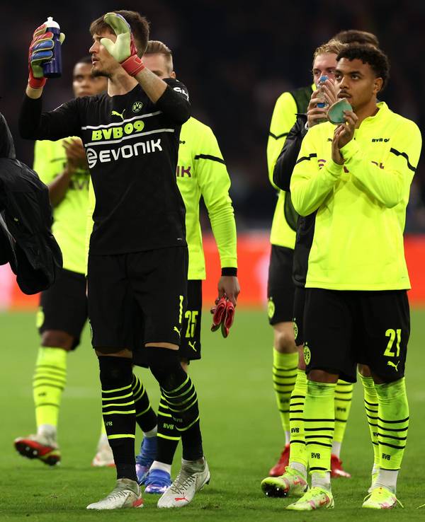 Jude Bellingham, Mats Hummels, Gregor Kobel und Donyell Malen bedanken sich bei den Fans.