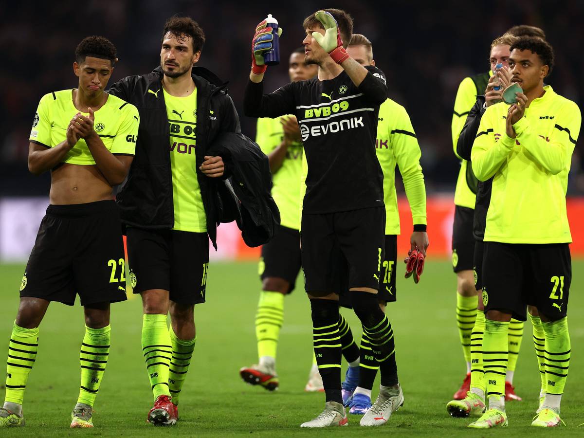 Jude Bellingham, Mats Hummels, Gregor Kobel und Donyell Malen bedanken sich bei den Fans.