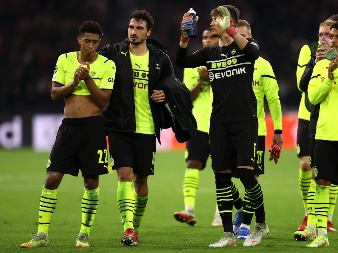 Jude Bellingham, Mats Hummels, Gregor Kobel und Donyell Malen bedanken sich bei den Fans.