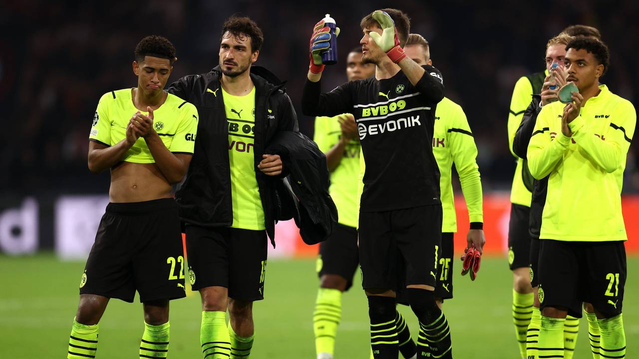 Jude Bellingham, Mats Hummels, Gregor Kobel und Donyell Malen bedanken sich bei den Fans.